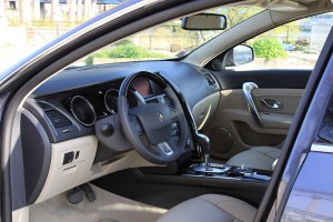Renault Latitude (18) (Copier) Habitacle accueillant et riche en équipements.