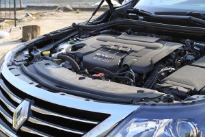 Renault Latitude (20) (Copier) Ce V6 offre puissance et couple.