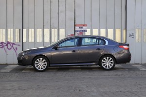 Renault Latitude (Copier) Ligne banale pour ce haut de gamme français.