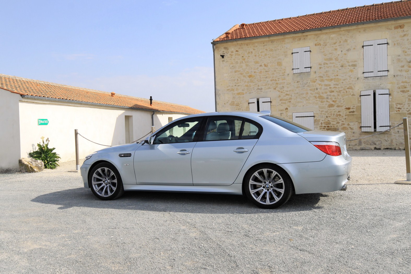 BMW M5 E60 : cette automobile est qualifiée de GT des pères de famille